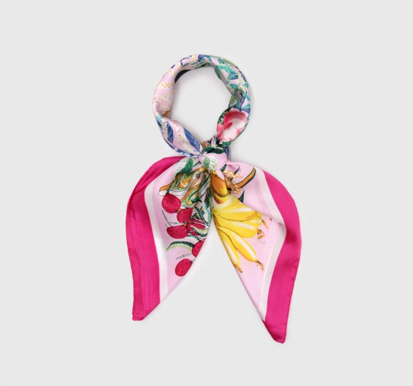 Pañuelo de Seda Frutos del Jardín Fucsia • 70x70 cms