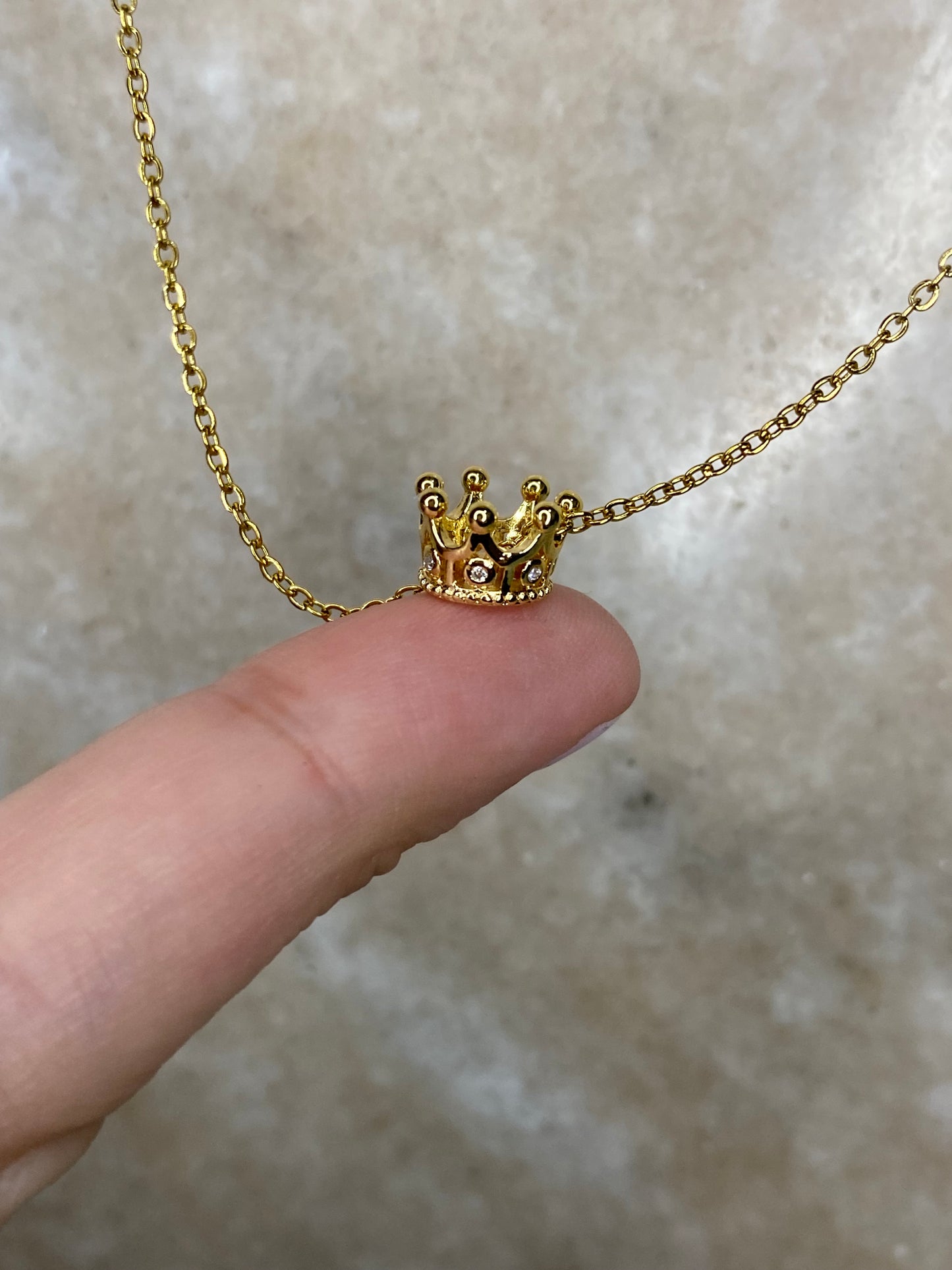 Collar corona dorada