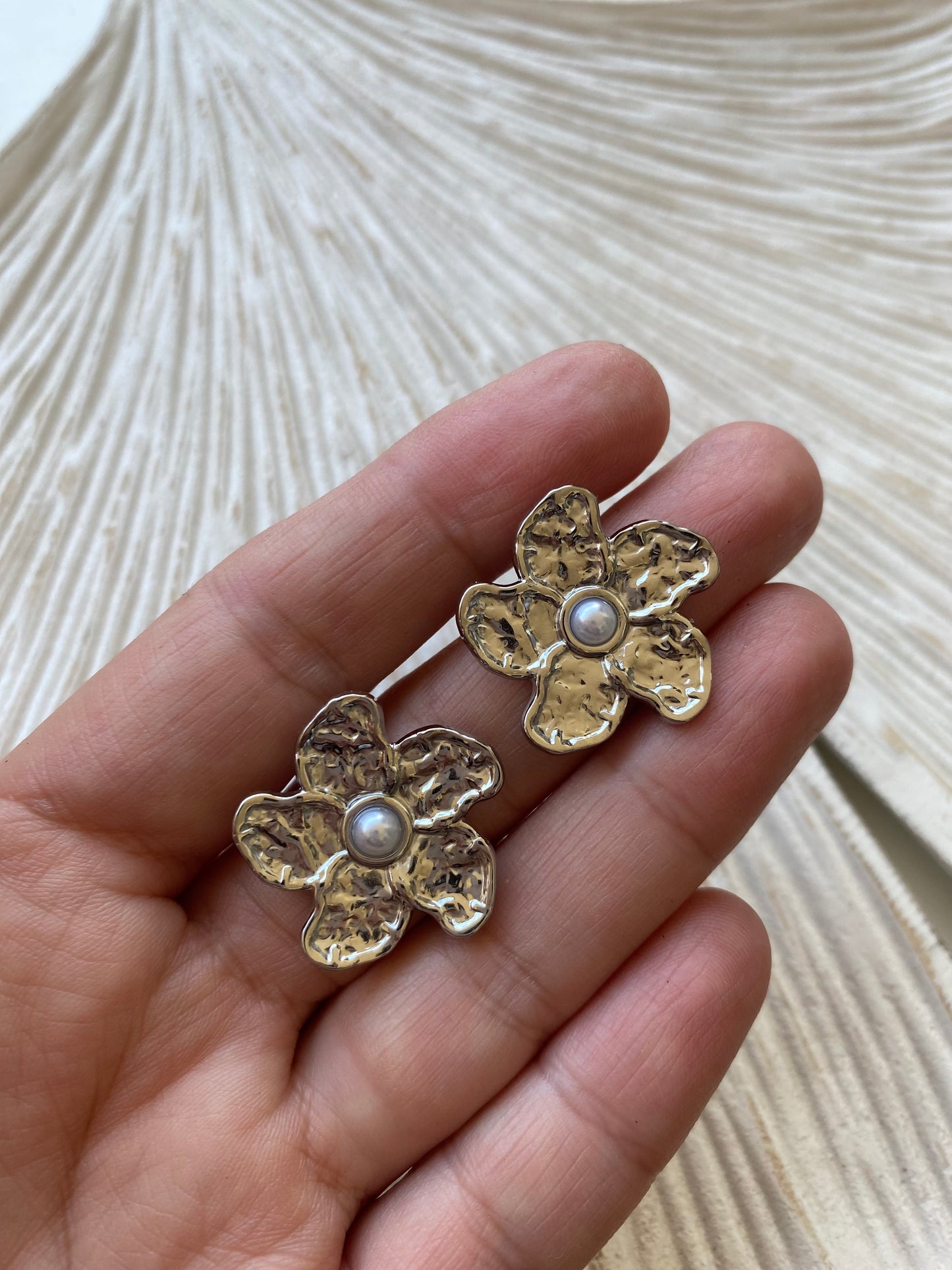 Aros Perla en flor plateado
