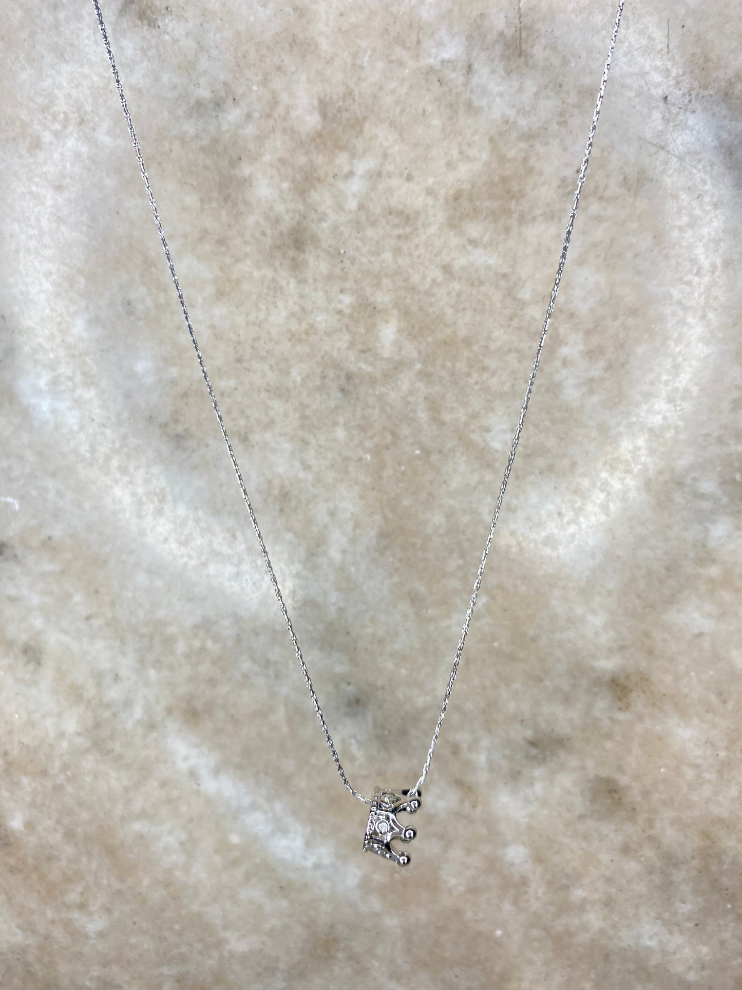 Collar corona plateada