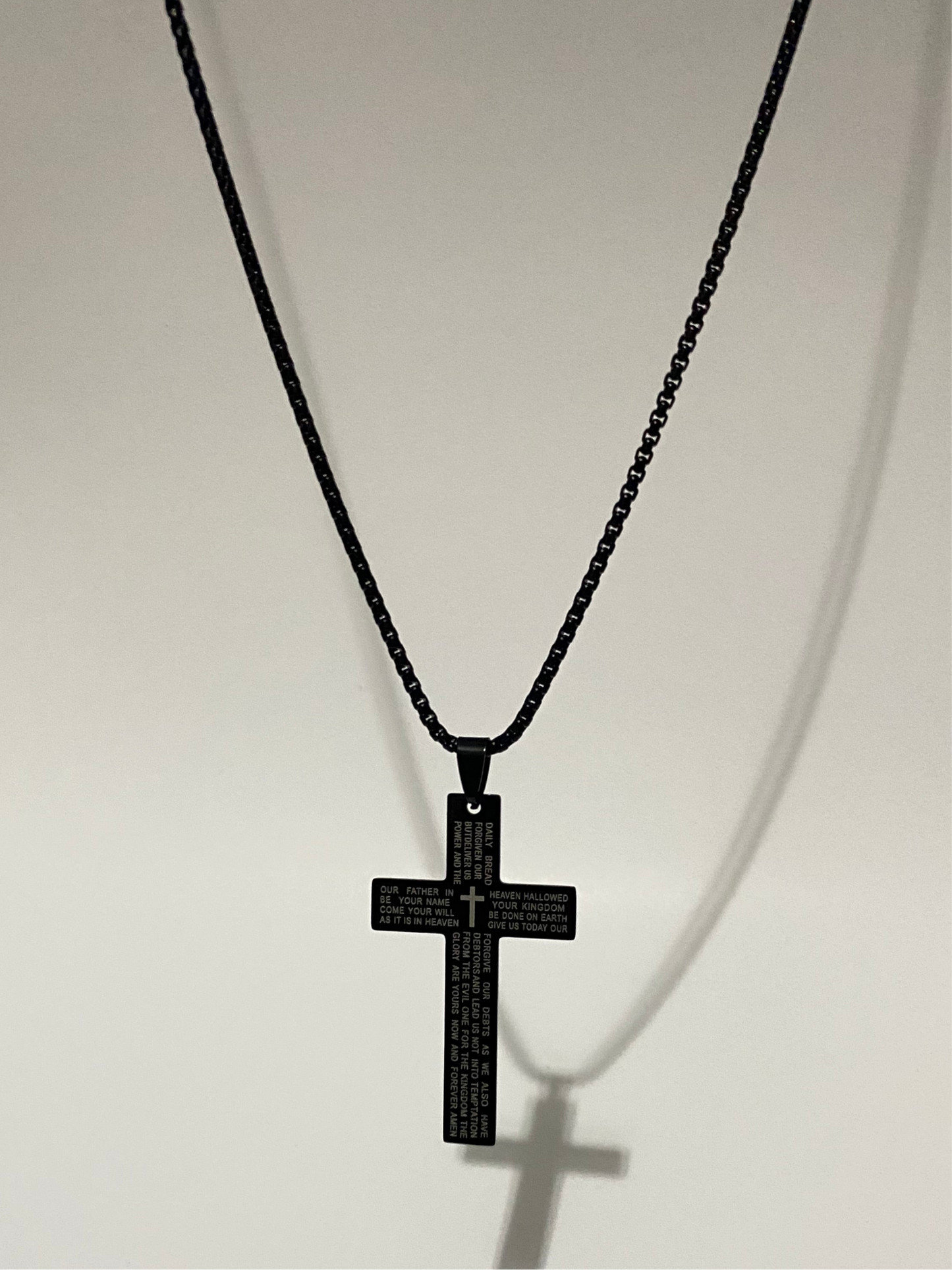 Collar de Acero Inoxidable Negro con Cruz Grabada – 60 cms