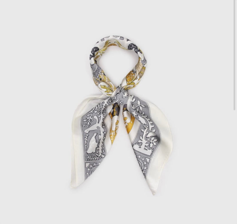 Pañuelo de Seda • Vestida de fuerza y honor • Proverbios 31:25 • Gris oro 70x70 cms