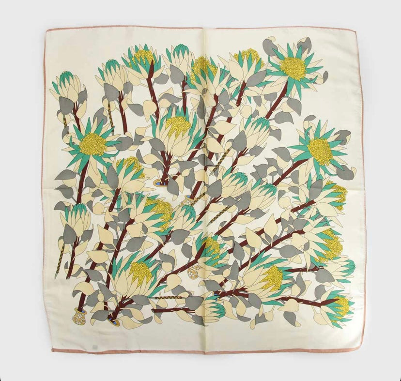 Pañuelo de Seda • El tiempo de la Alegría • Cantares 2:12 • Crisantemos 70x70 cms