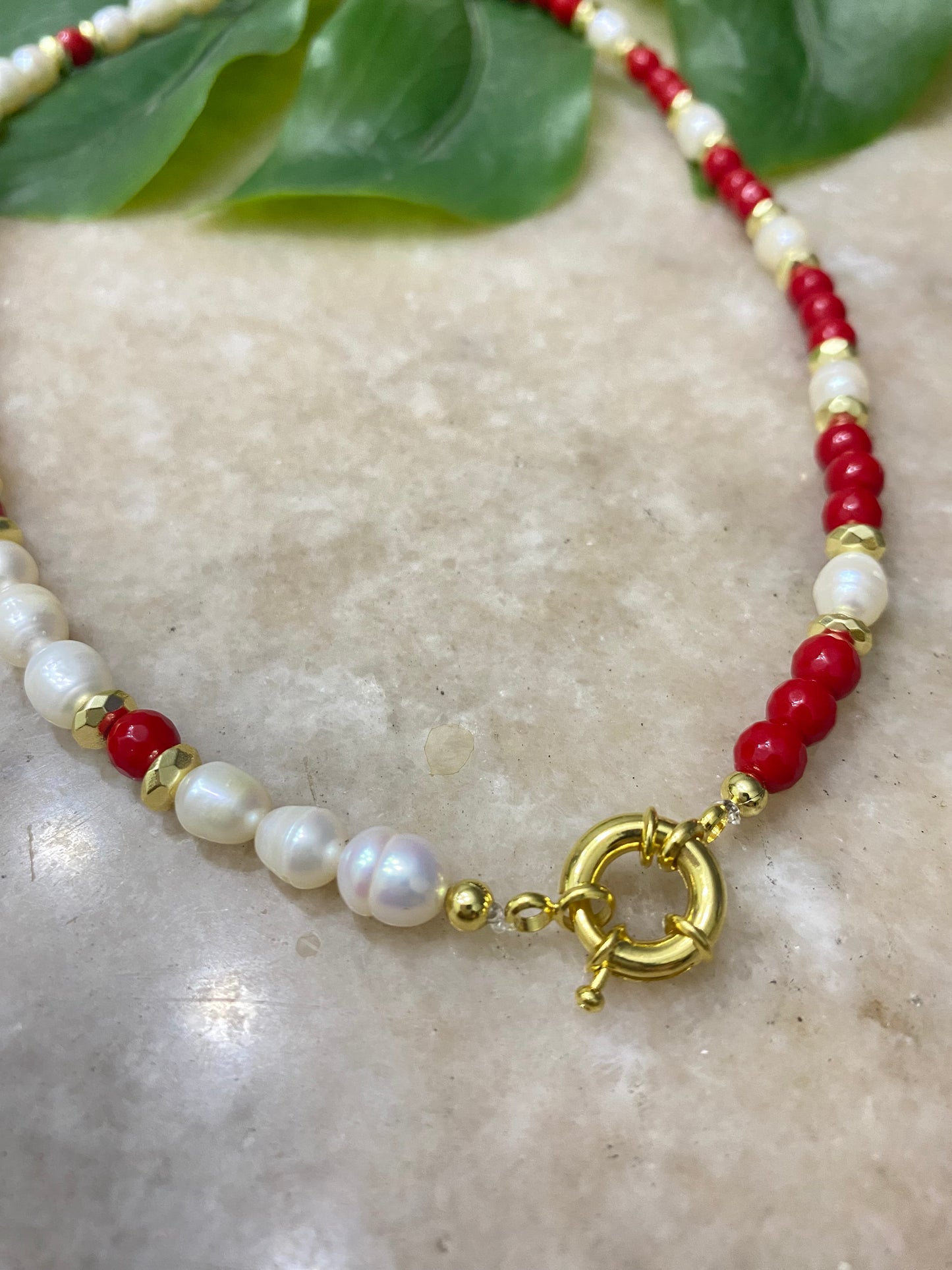 Collar Perlas De Río y piedras agata roja