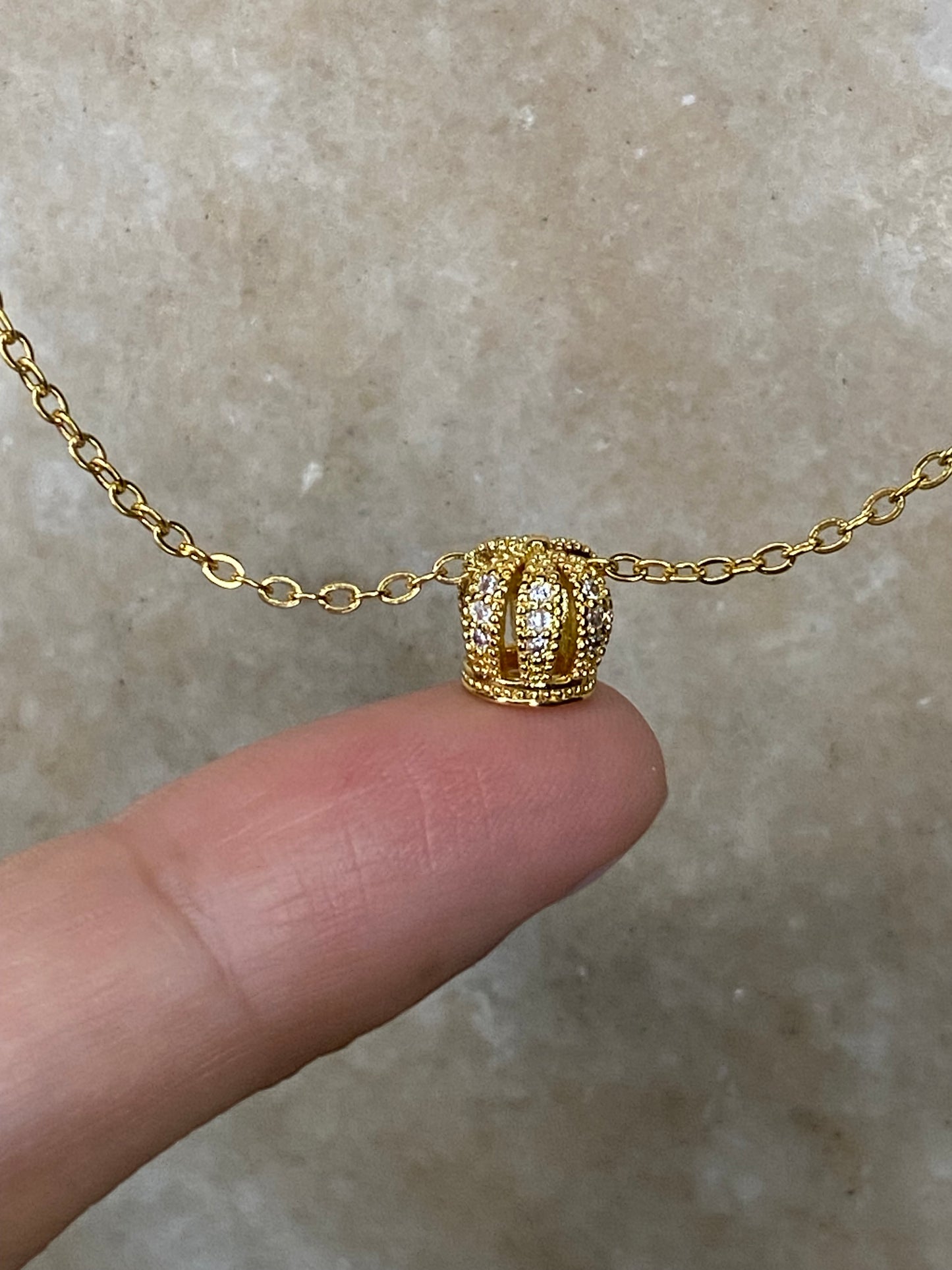 Collar corona reina dorada
