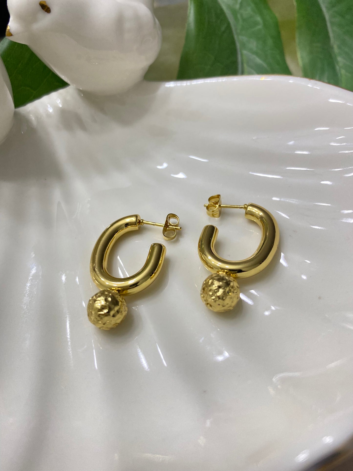 Aros Argolla con mini esfera colgante dorada
