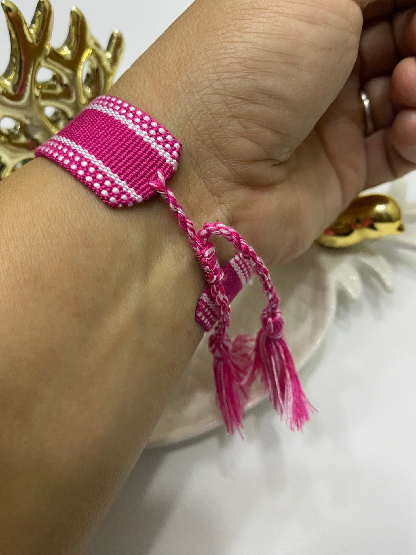 Pulsera Fe Esencial tejida fucsia