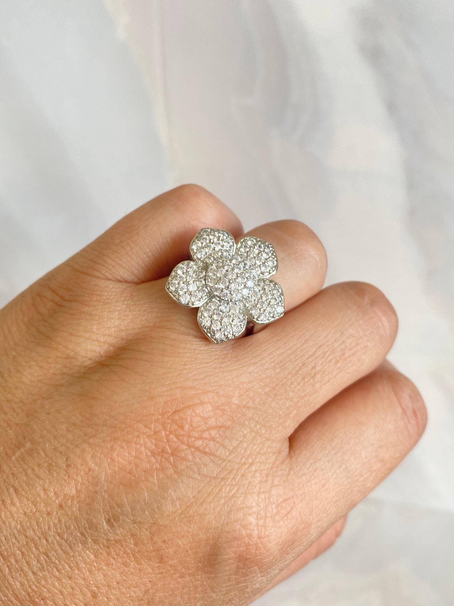 Anillo maxi flor 5 pétalos rodio plateado y microcircones