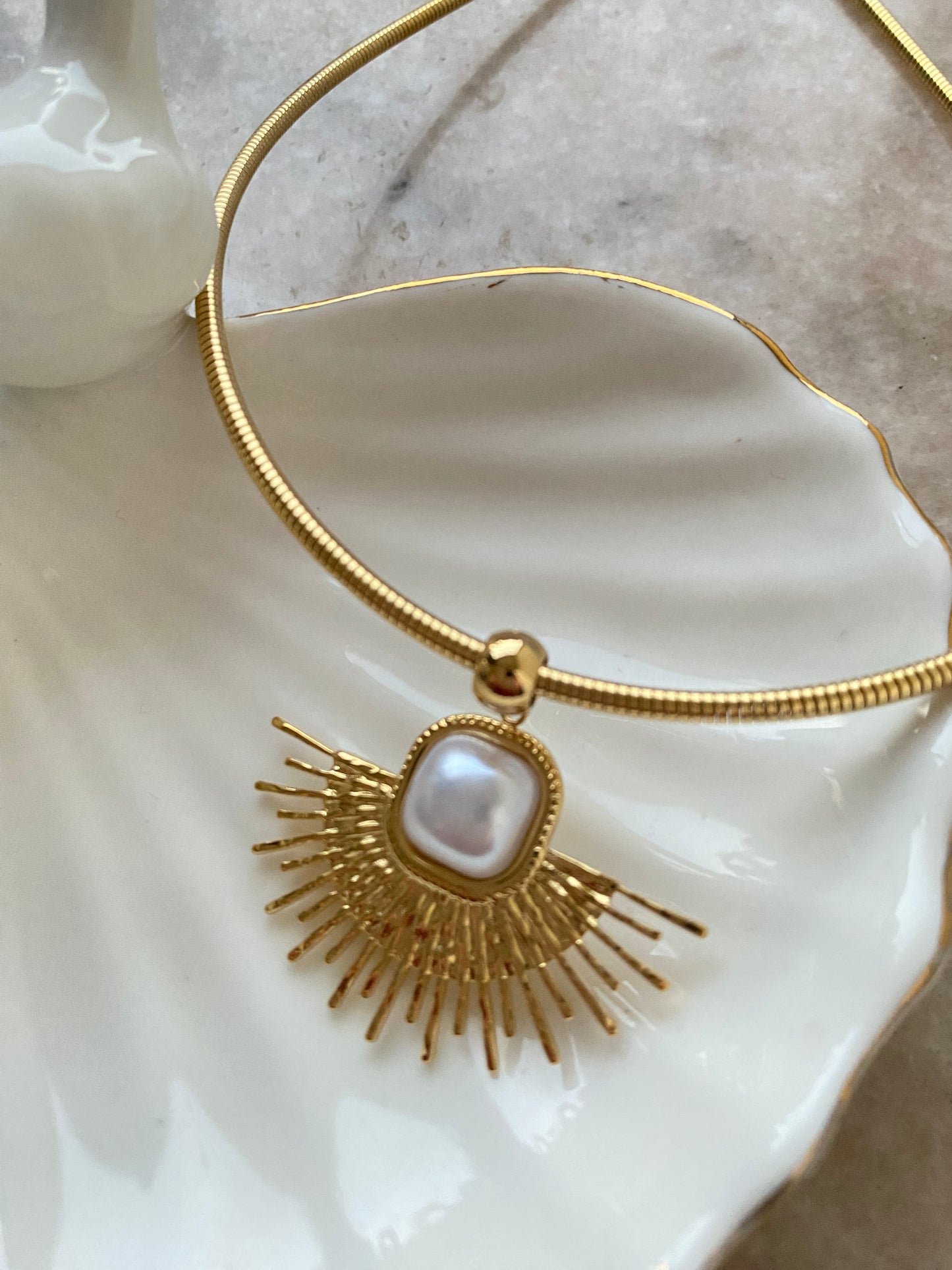 Collar abanico blanco acero dorado