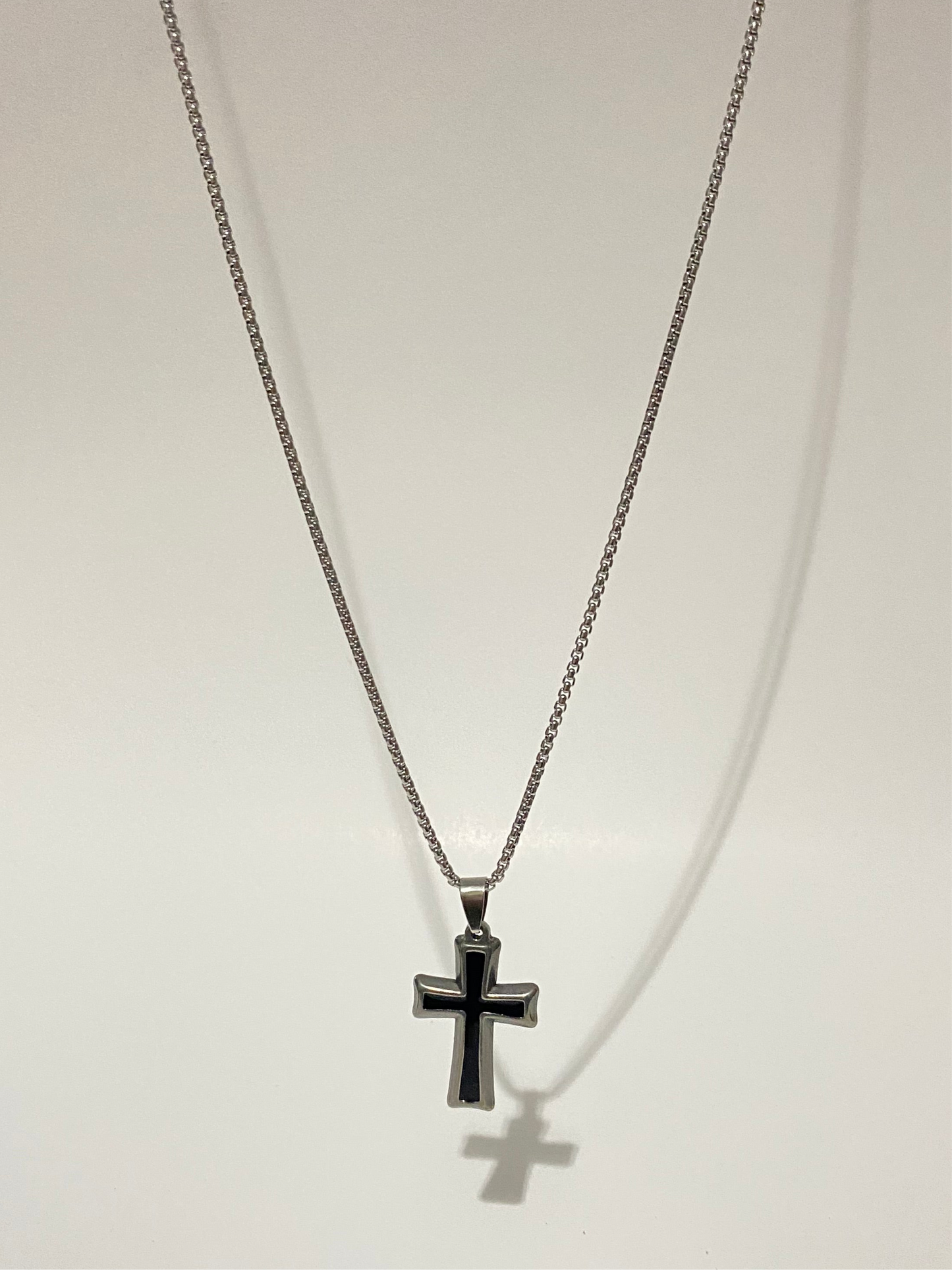 Collar de Acero quirúrgico con Cruz plateada y negra – 60 cms