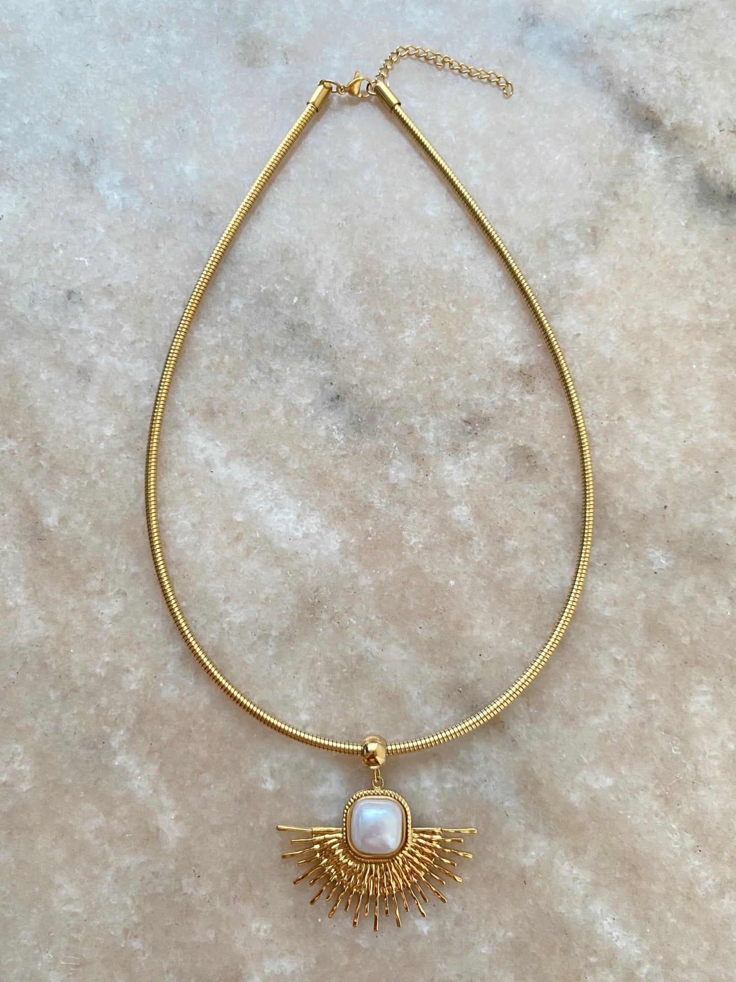 Collar abanico blanco acero dorado