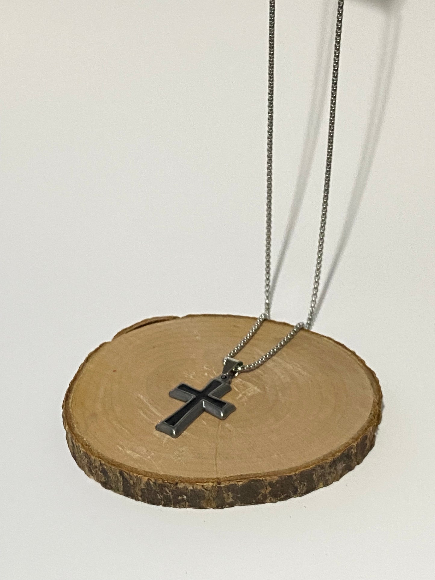 Collar de Acero quirúrgico con Cruz plateada y negra – 60 cms