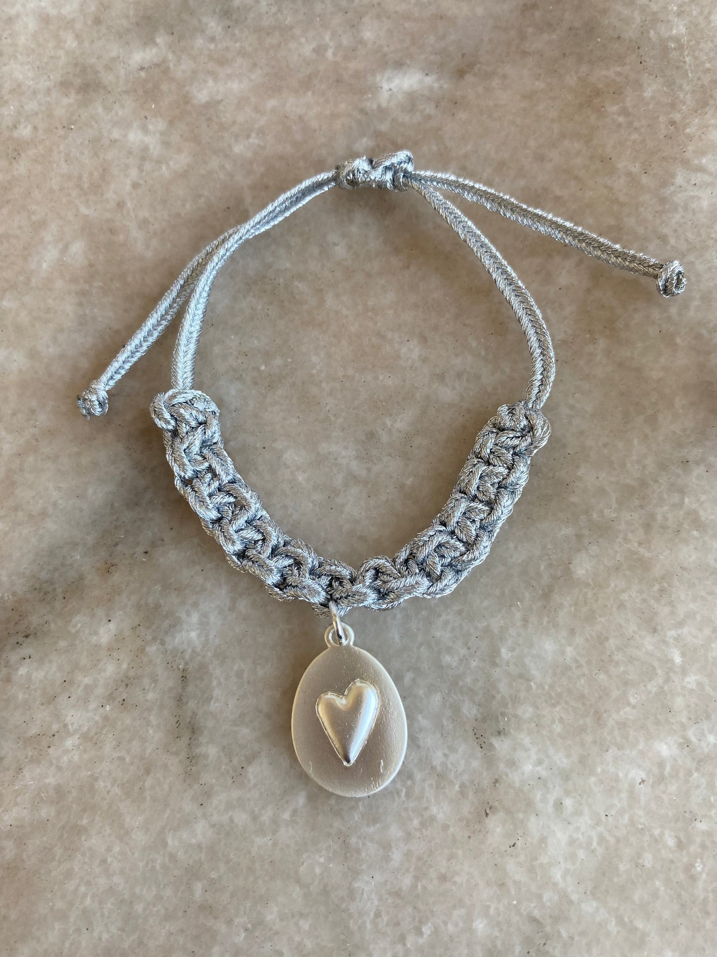 Pulsera ajustable tejida con Corazón Ovalo Baño plata
