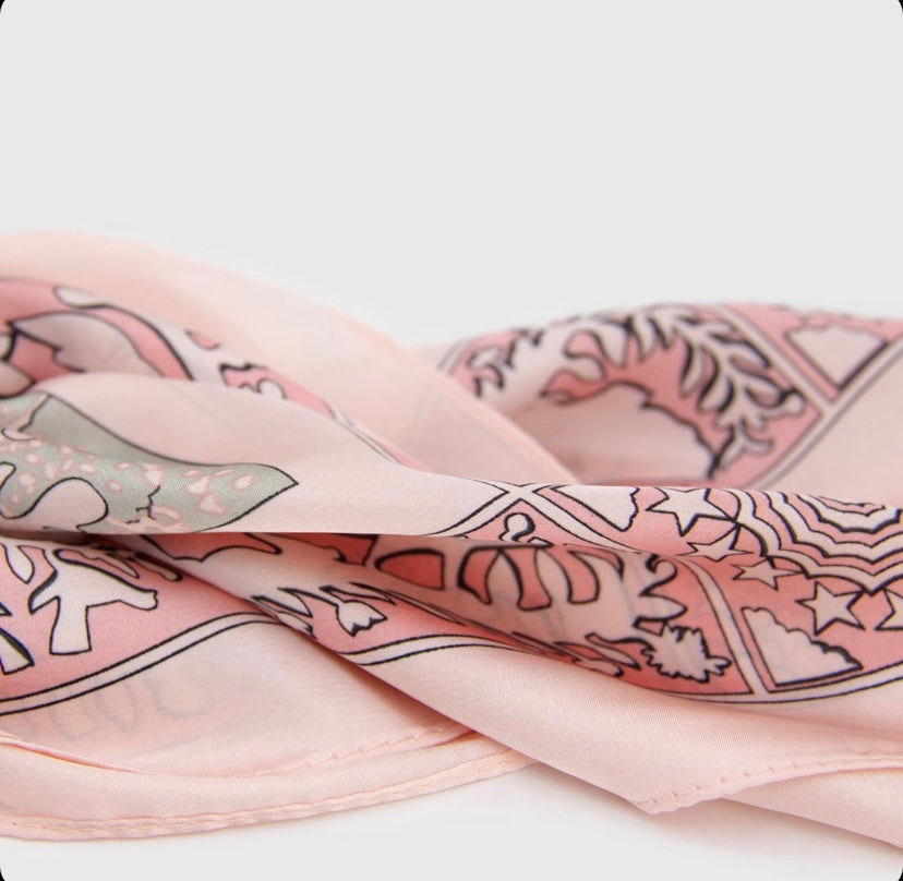 Pañuelo de Seda • Vestida de fuerza y honor • Proverbios 31:25 • Rosa 70x70 cms