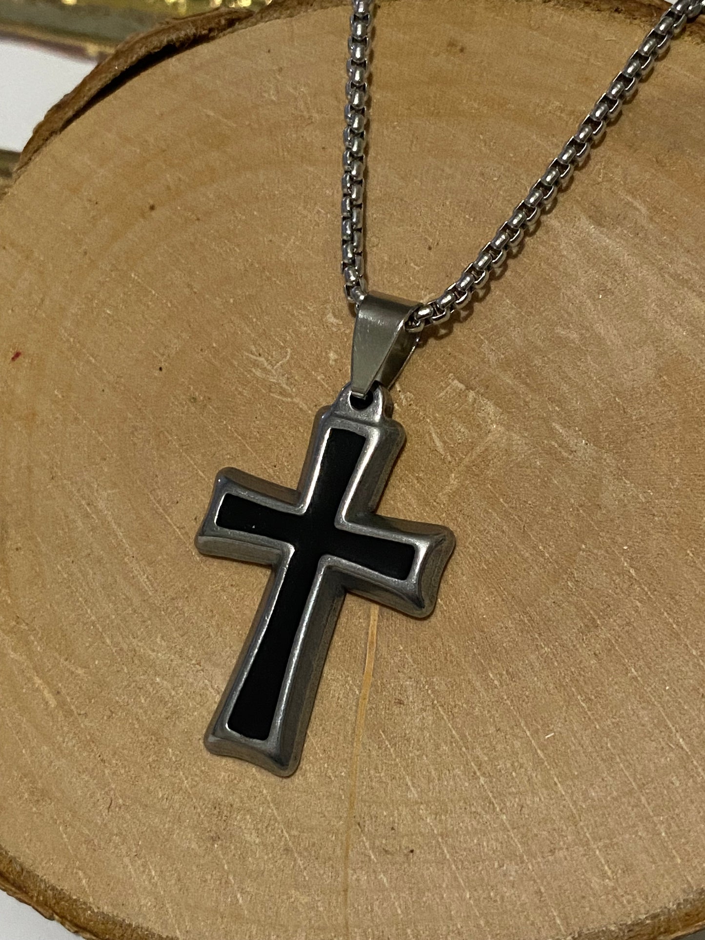 Collar de Acero quirúrgico con Cruz plateada y negra 4 cms – cadena 60 cms