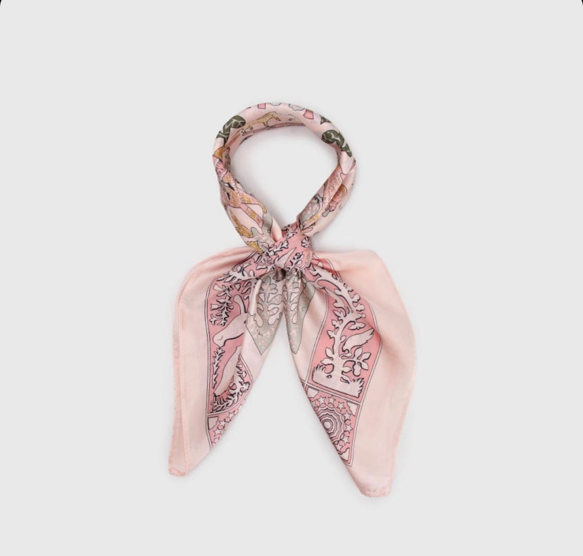 Pañuelo de Seda • Vestida de fuerza y honor • Proverbios 31:25 • Rosa 70x70 cms