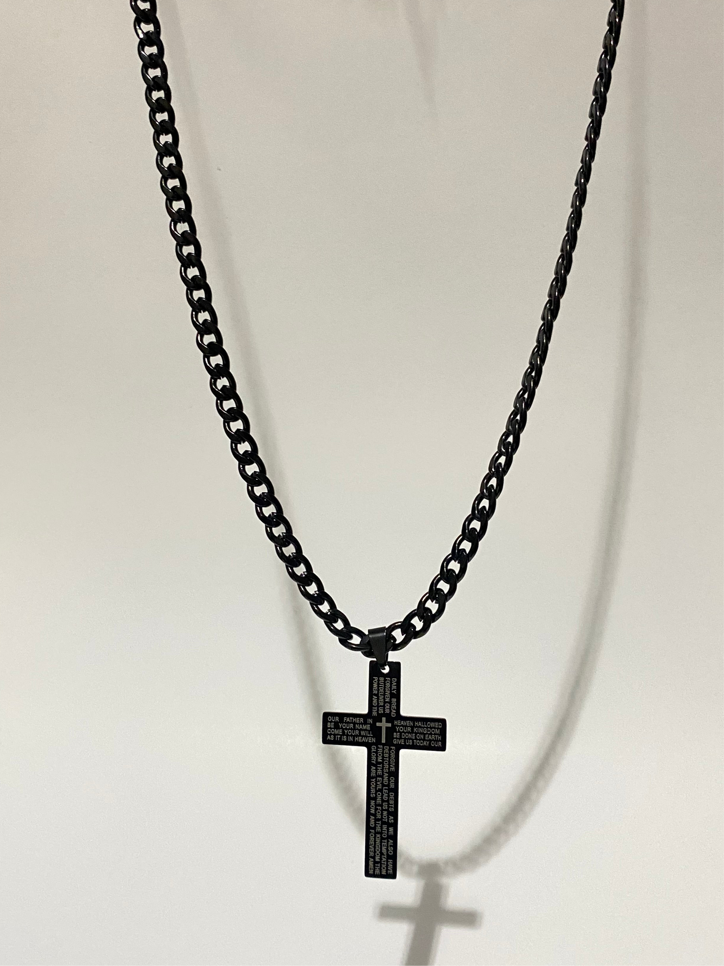 Collar de Acero cadena eslabones Negro con Cruz Grabada – 60 cms