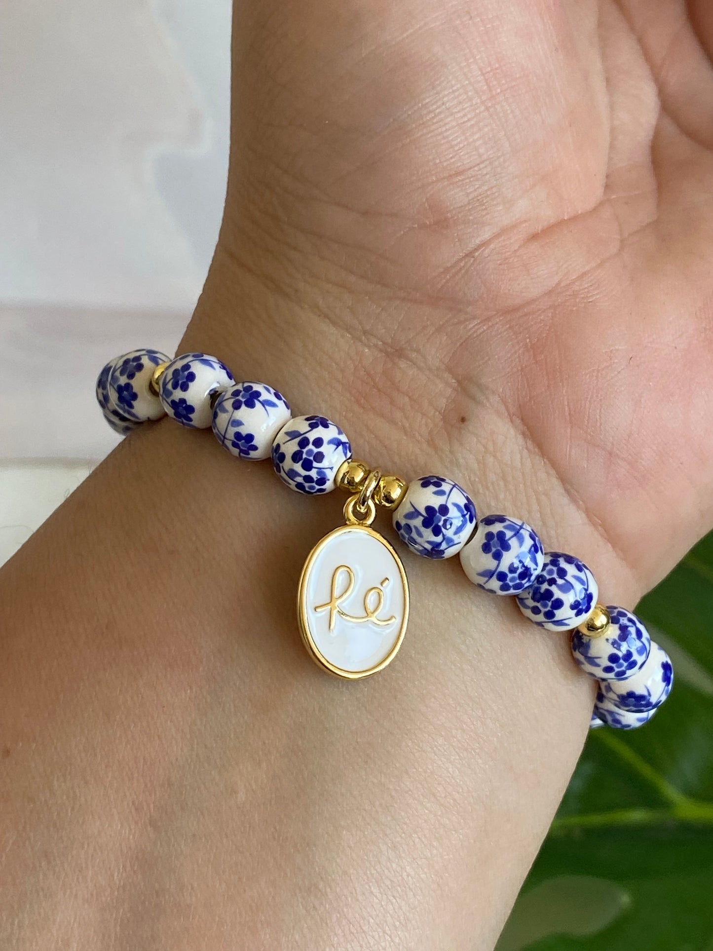 Pulsera Fe ovalo y cerámica flores azules