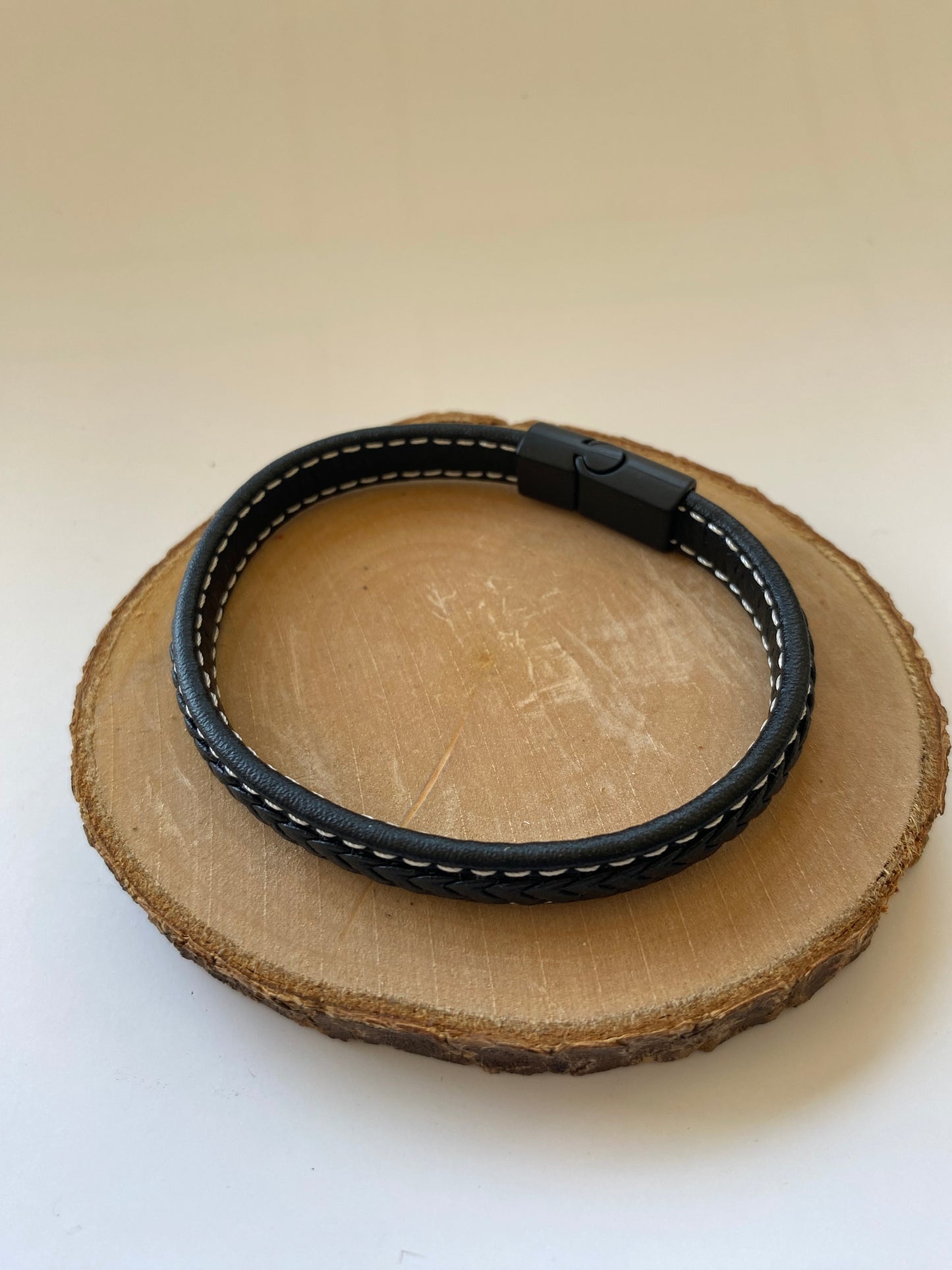 Pulsera negra trenzada • eco cuero