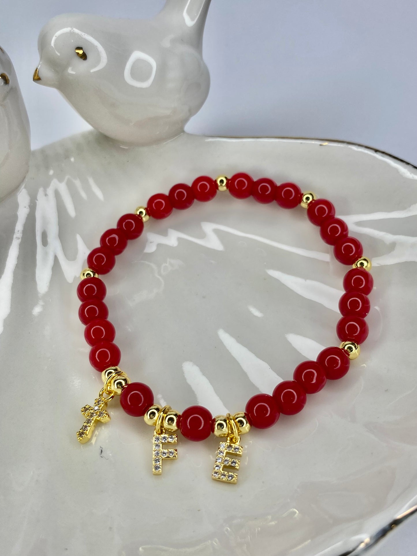 Pulsera Fe piedras naturales rojas y baño oro