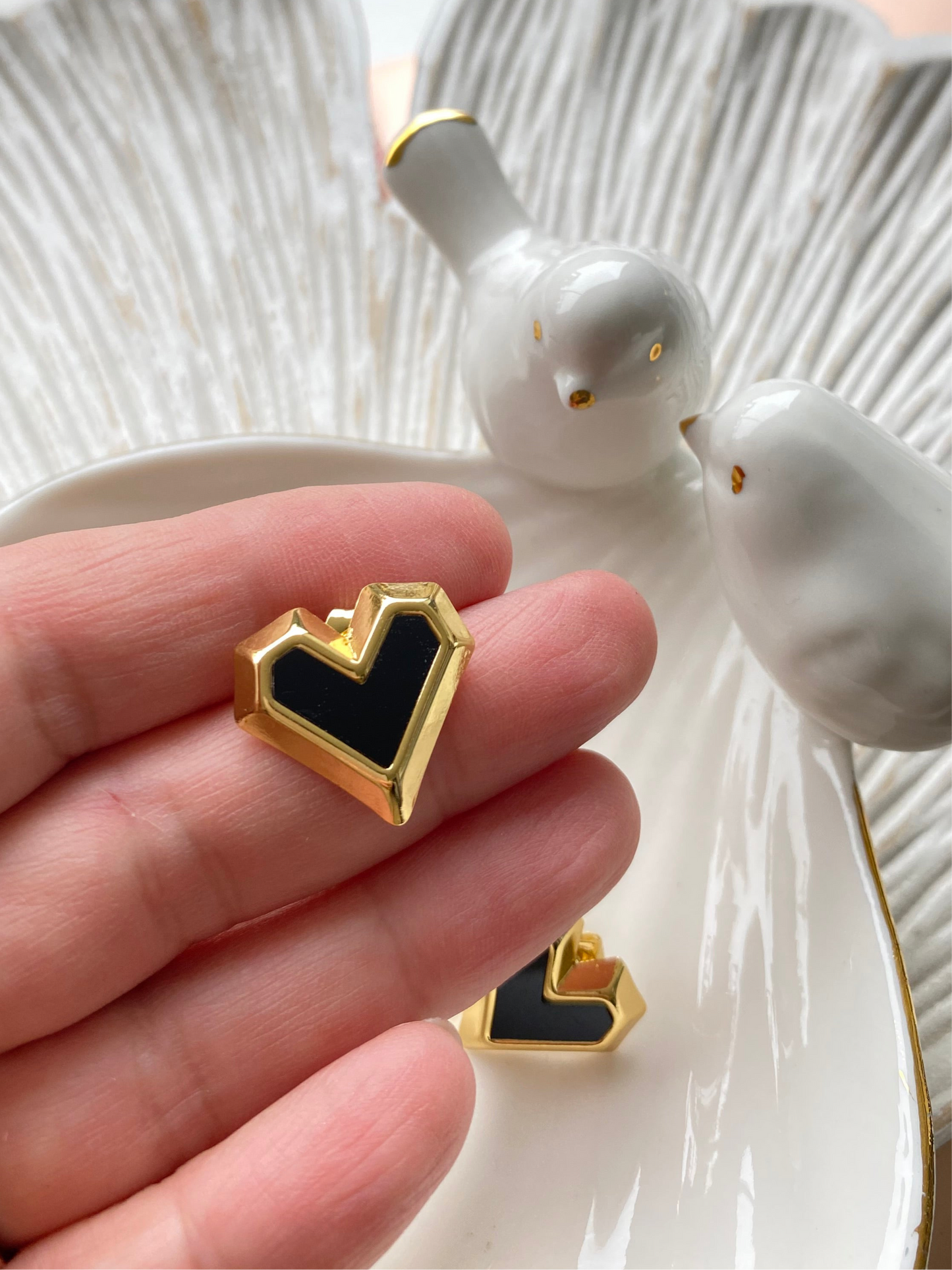 Aros corazón dorado esmaltado en negro