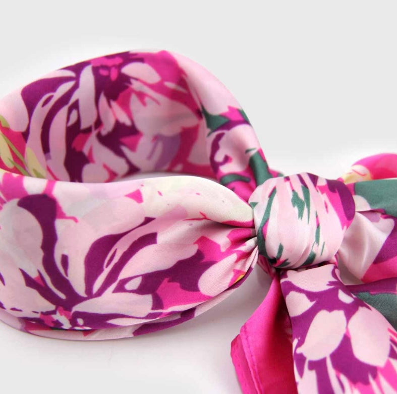 Pañuelo de Seda Belleza inigualable • Mateo 6:29 • fucsia 70x70 cms