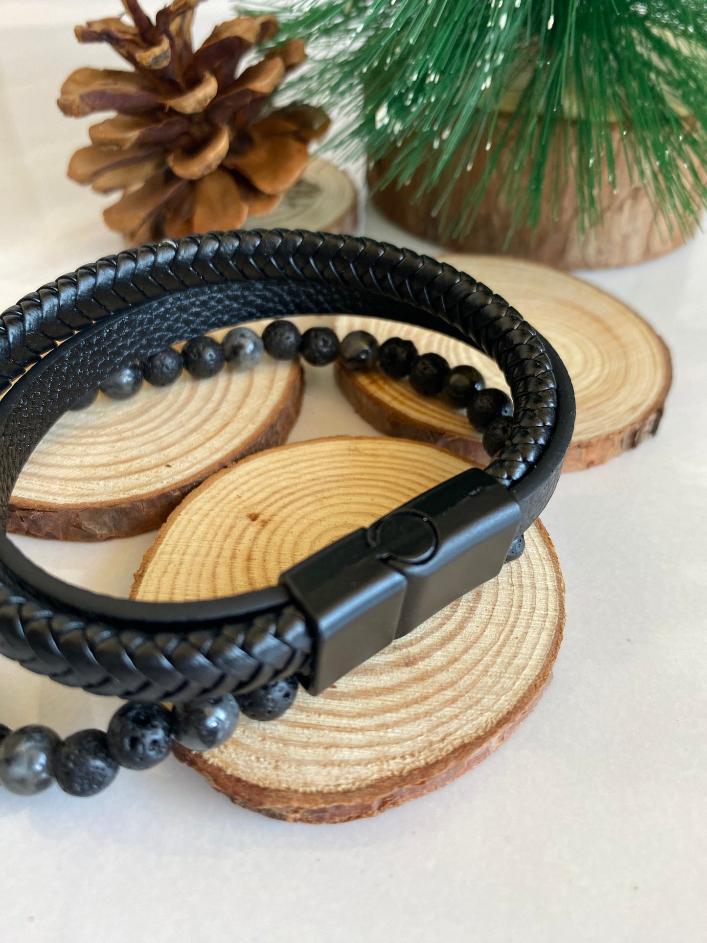 Pulsera triple piedras y ecocuero Negra - 21 cms largo
