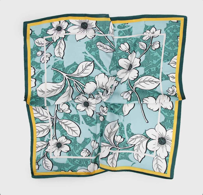 Pañuelo de Seda • El amor siempre tiene esperanza • 1 Corintios 13:7• Verde 70x70 cms