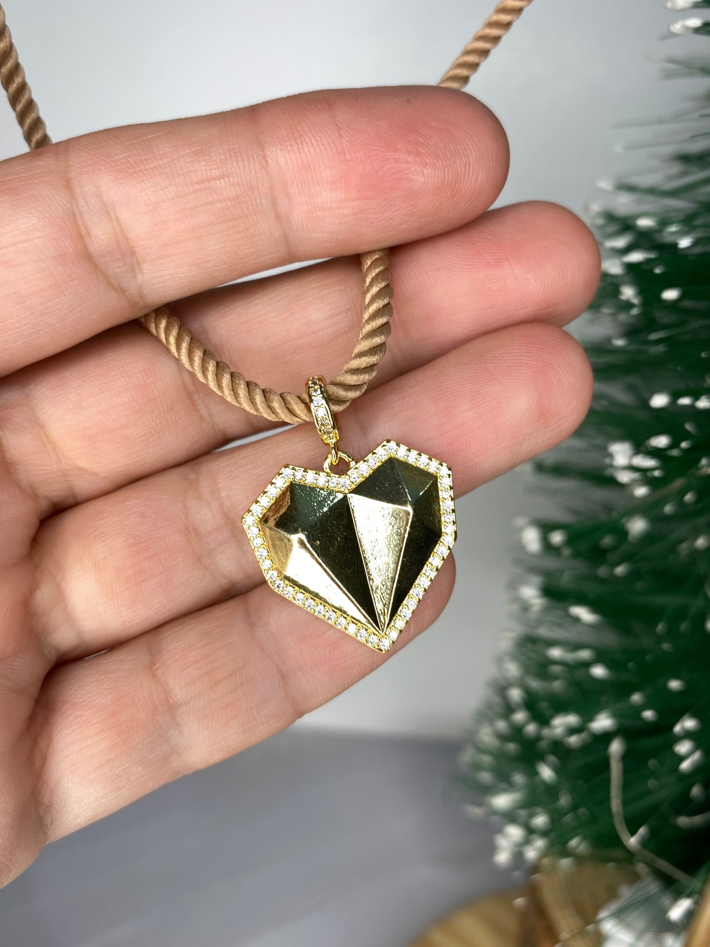 Collar cordón beige corazón dorado Microcircones • 45 cms