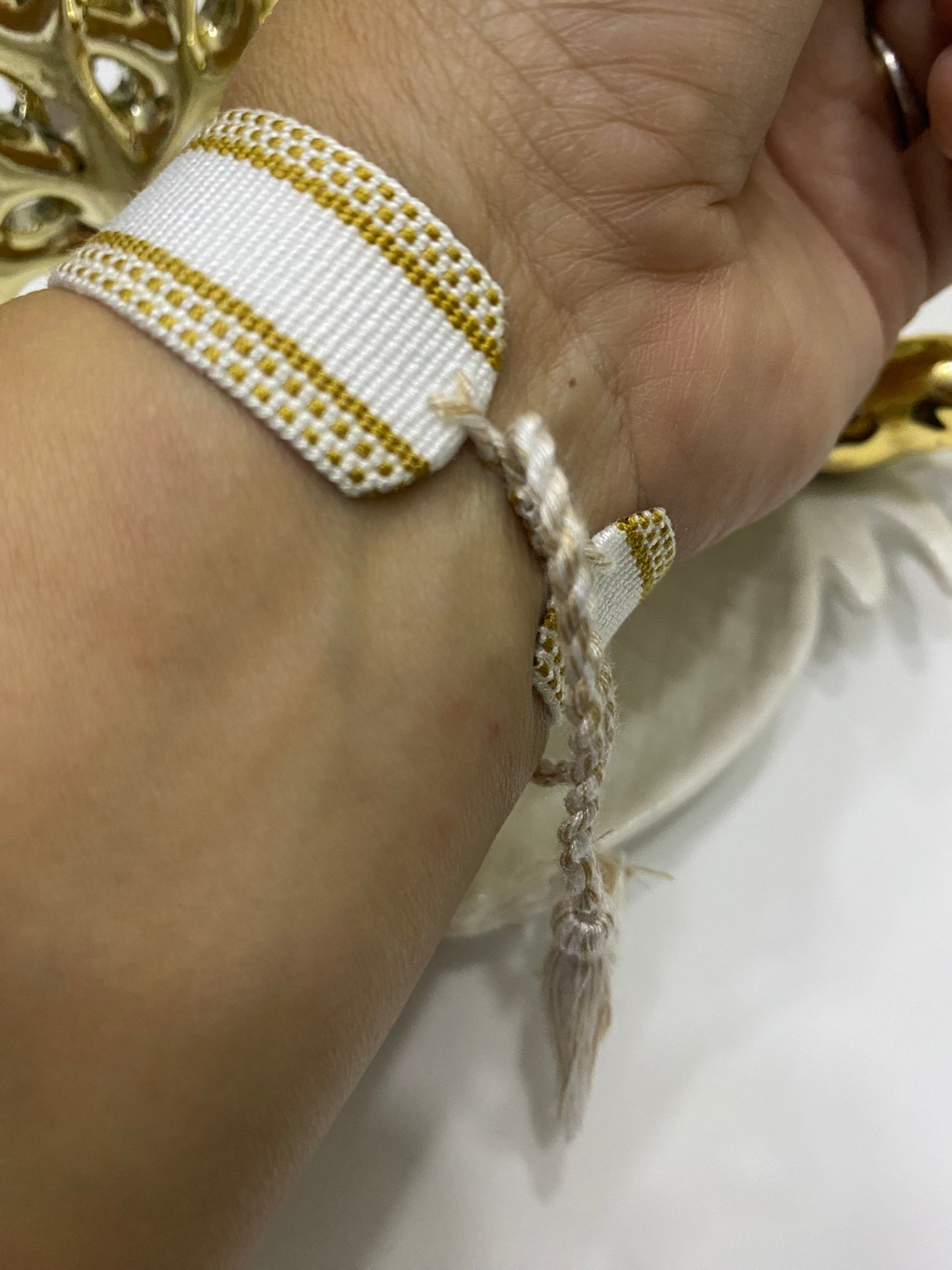Pulsera Fe Esencial tejida blanca dorado