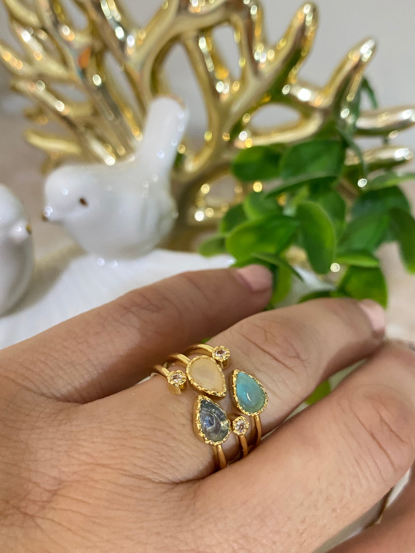 Anillo baño oro gotas • Amatista, Jade y Cuarzo