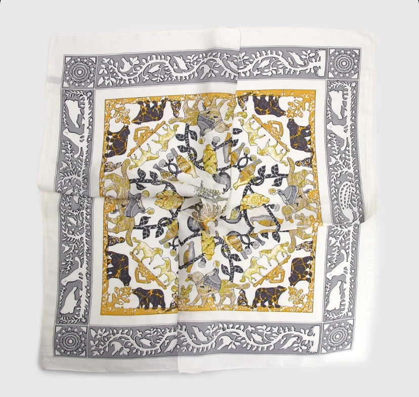 Pañuelo de Seda • Vestida de fuerza y honor • Proverbios 31:25 • Gris oro 70x70 cms