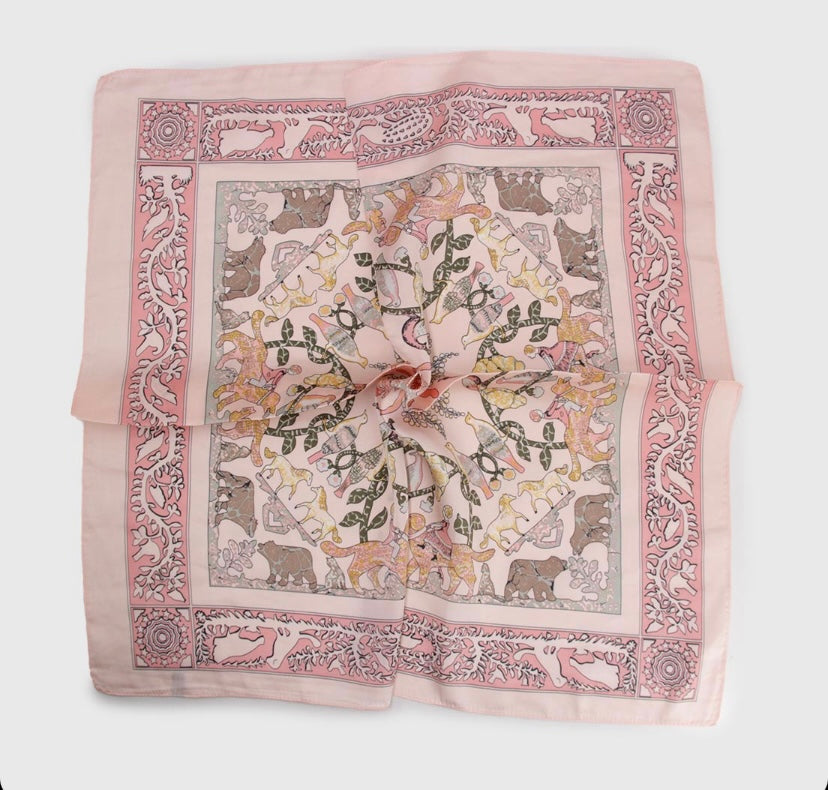 Pañuelo de Seda • Vestida de fuerza y honor • Proverbios 31:25 • Rosa 70x70 cms