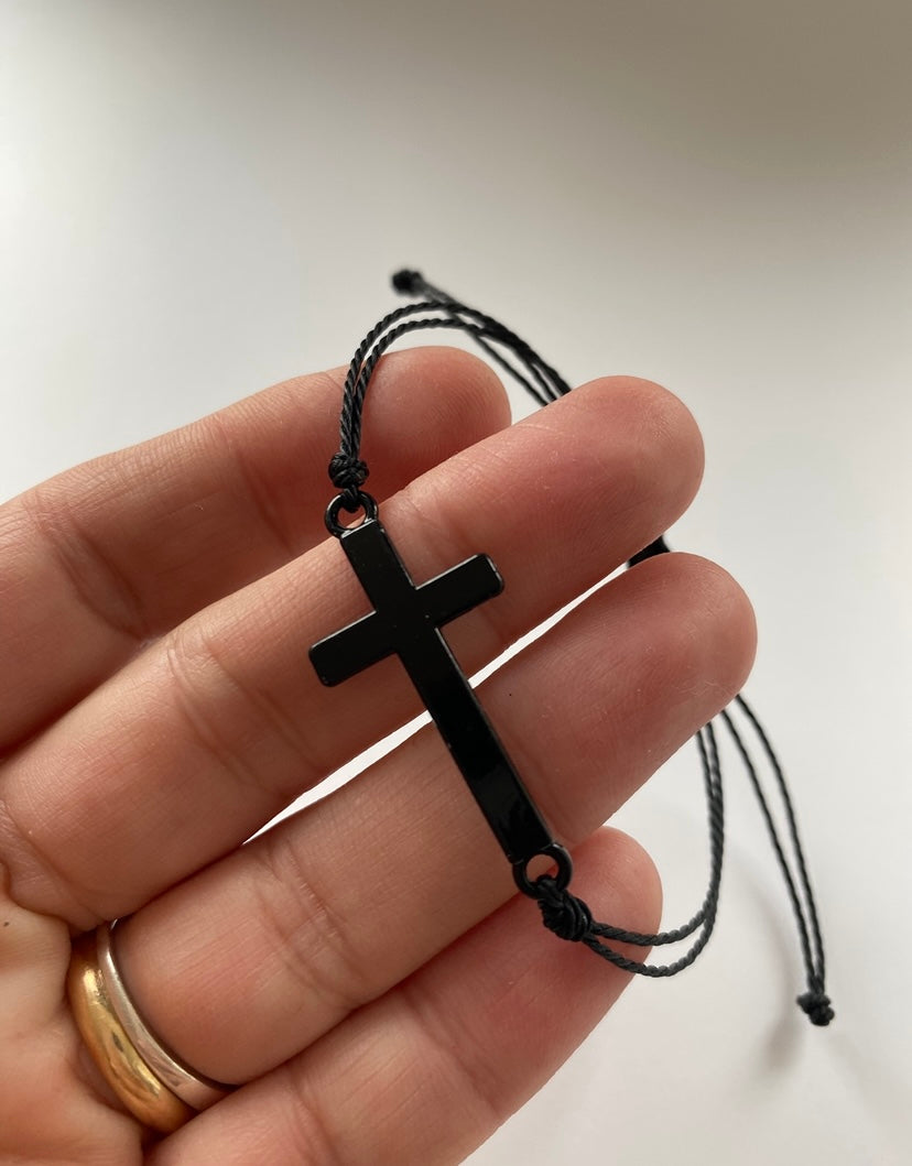 Pulsera Cruz metálica negra• ajustable