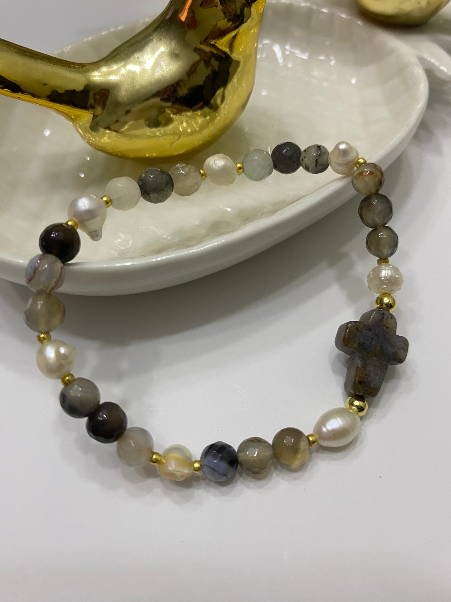 Pulsera cruz piedra y perlas río