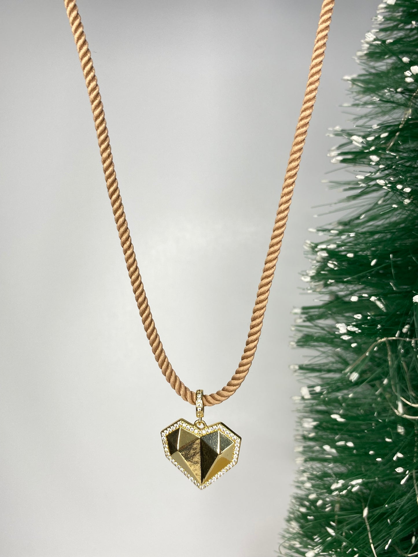 Collar cordón beige corazón dorado  Microcircones  •  45 cms