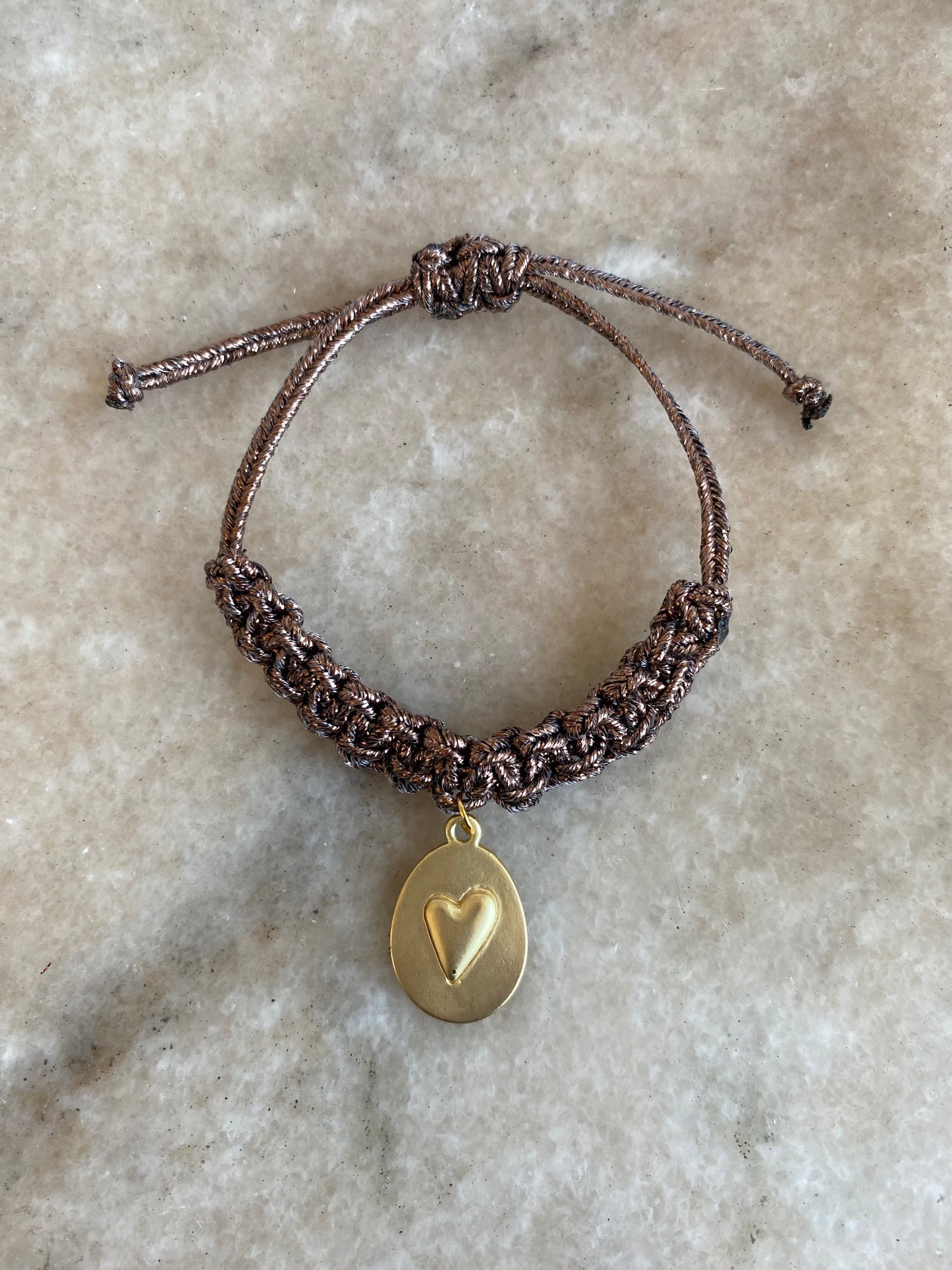 Pulsera ajustable tejida con Corazón Ovalo Baño Oro