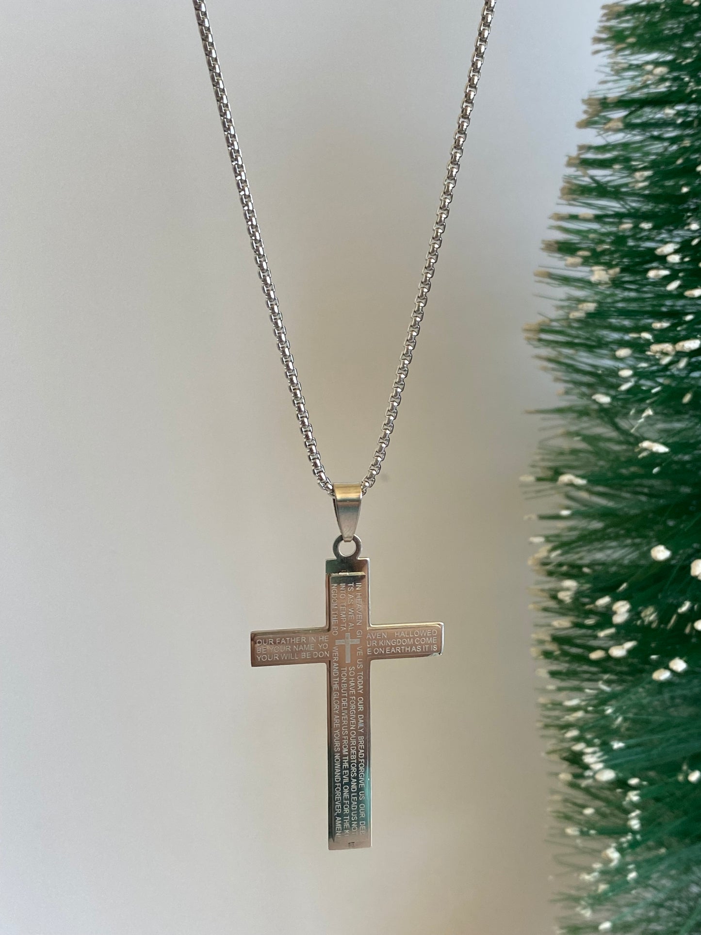 Collar Cruz Grabada de Acero quirúrgico con Cadena de  60 cms