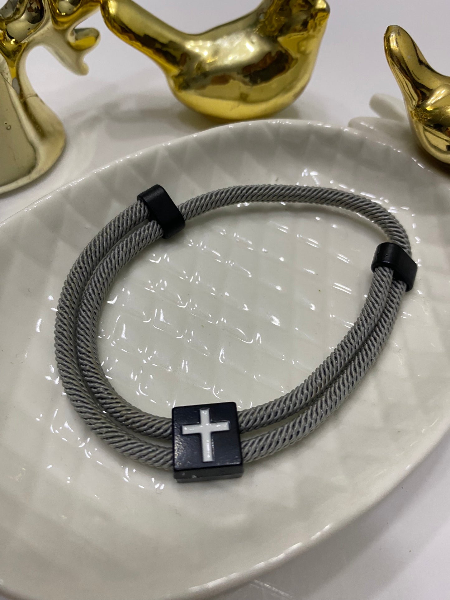 Pulsera Cruz metálica • Cordón ajustable gris