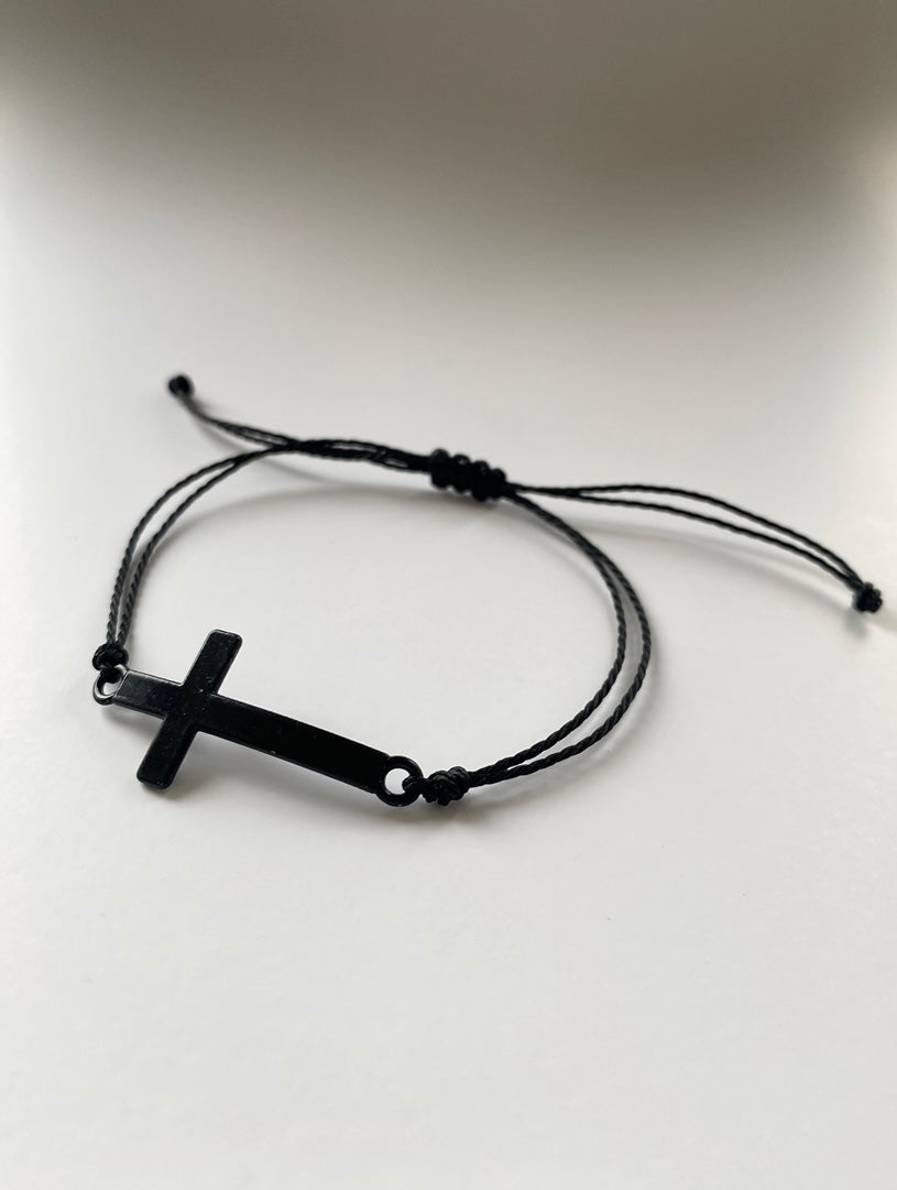 Pulsera Cruz metálica negra•  ajustable