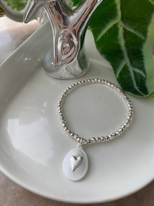 Pulsera Corazon Ovalo Piedras Hematitas Bañada En Plata