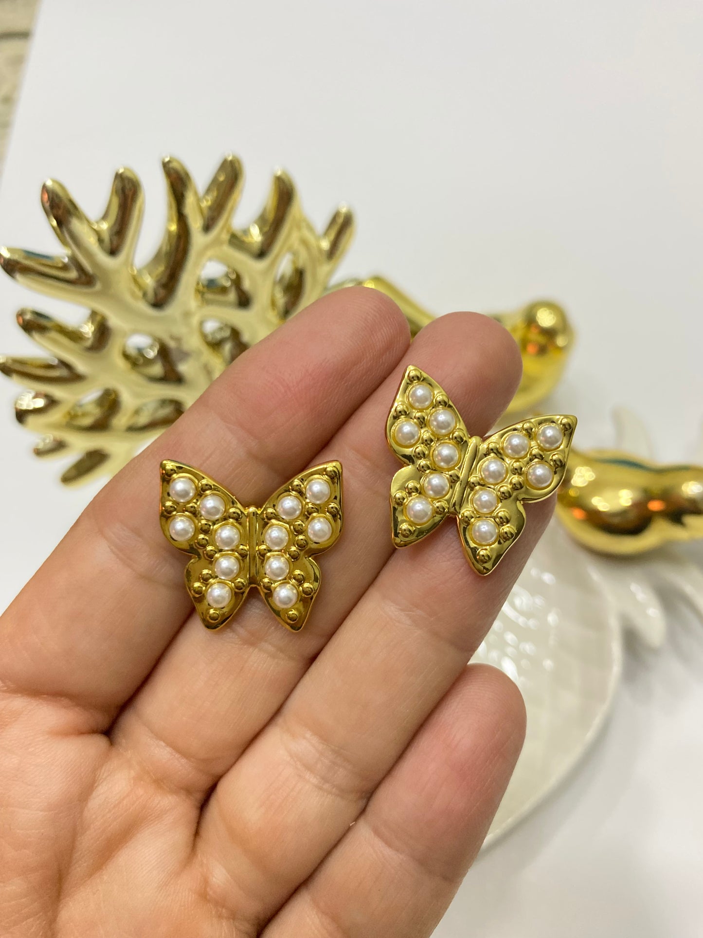 Aros Mariposa perlas acero dorado