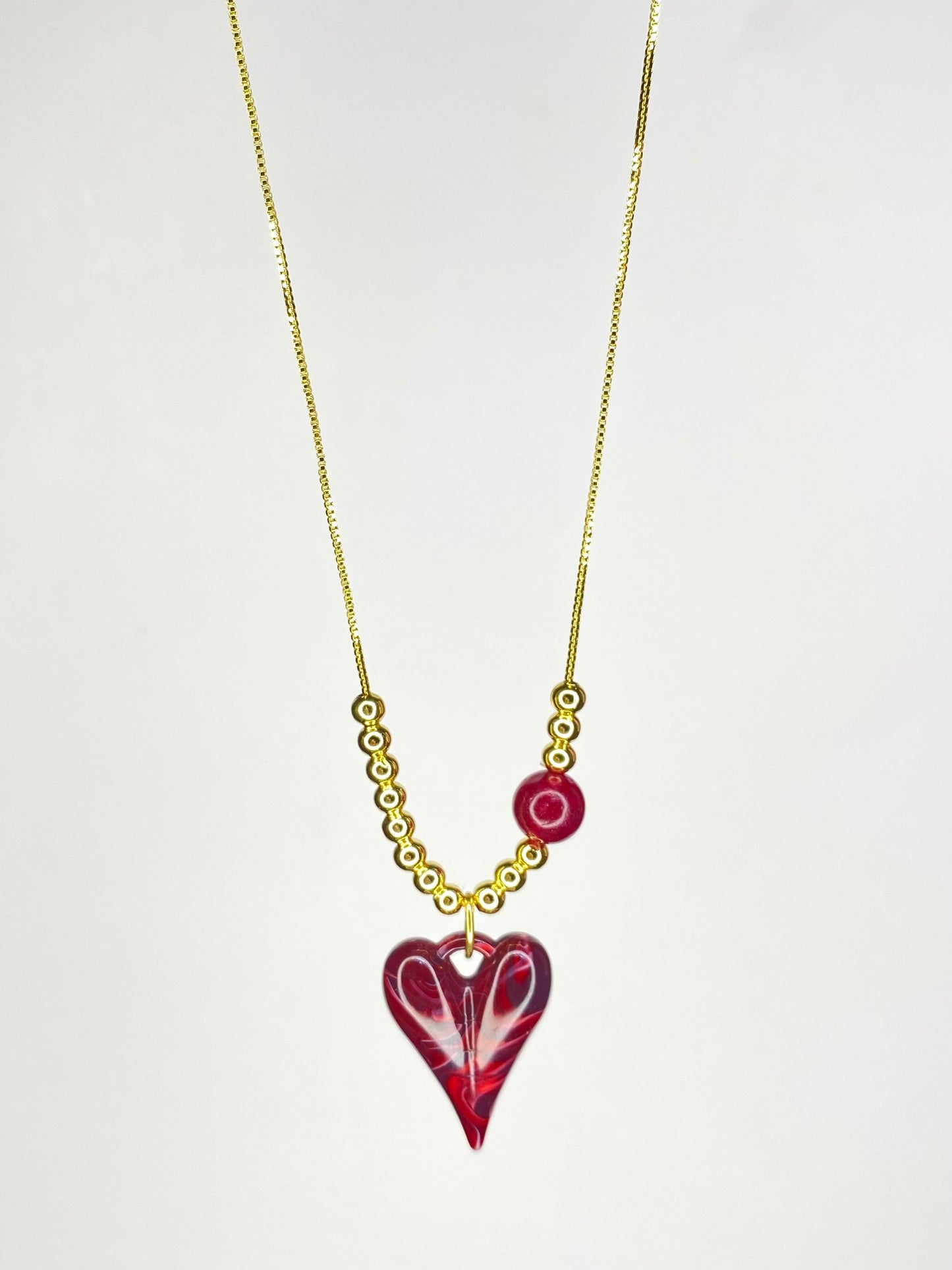 Collar amor granate , Cadena baño oro y colgantes acrílicos
