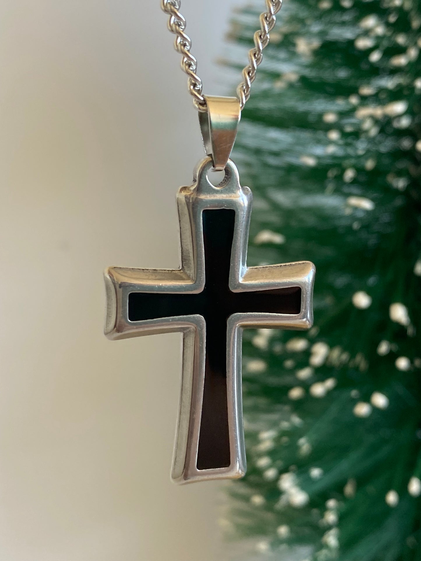 Collar de Acero quirúrgico con Cruz plateada y negra 6 cms  – cadena 60 cms eslabones