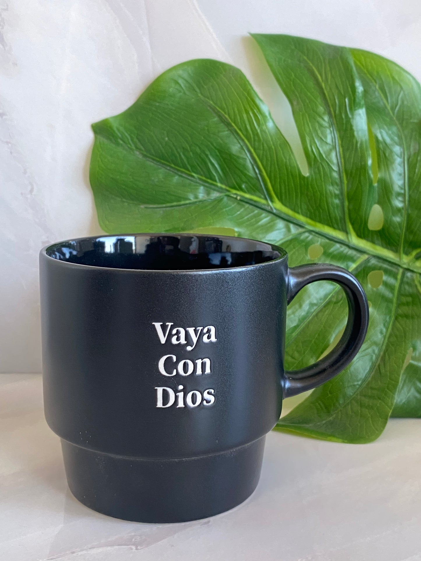 Taza de cerámica Negra “Vaya con Dios”