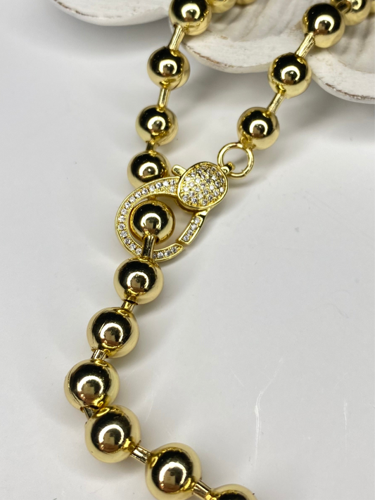Collar Largo Corazón rojo cerámica cadena de Maxi balines bañados en oro.