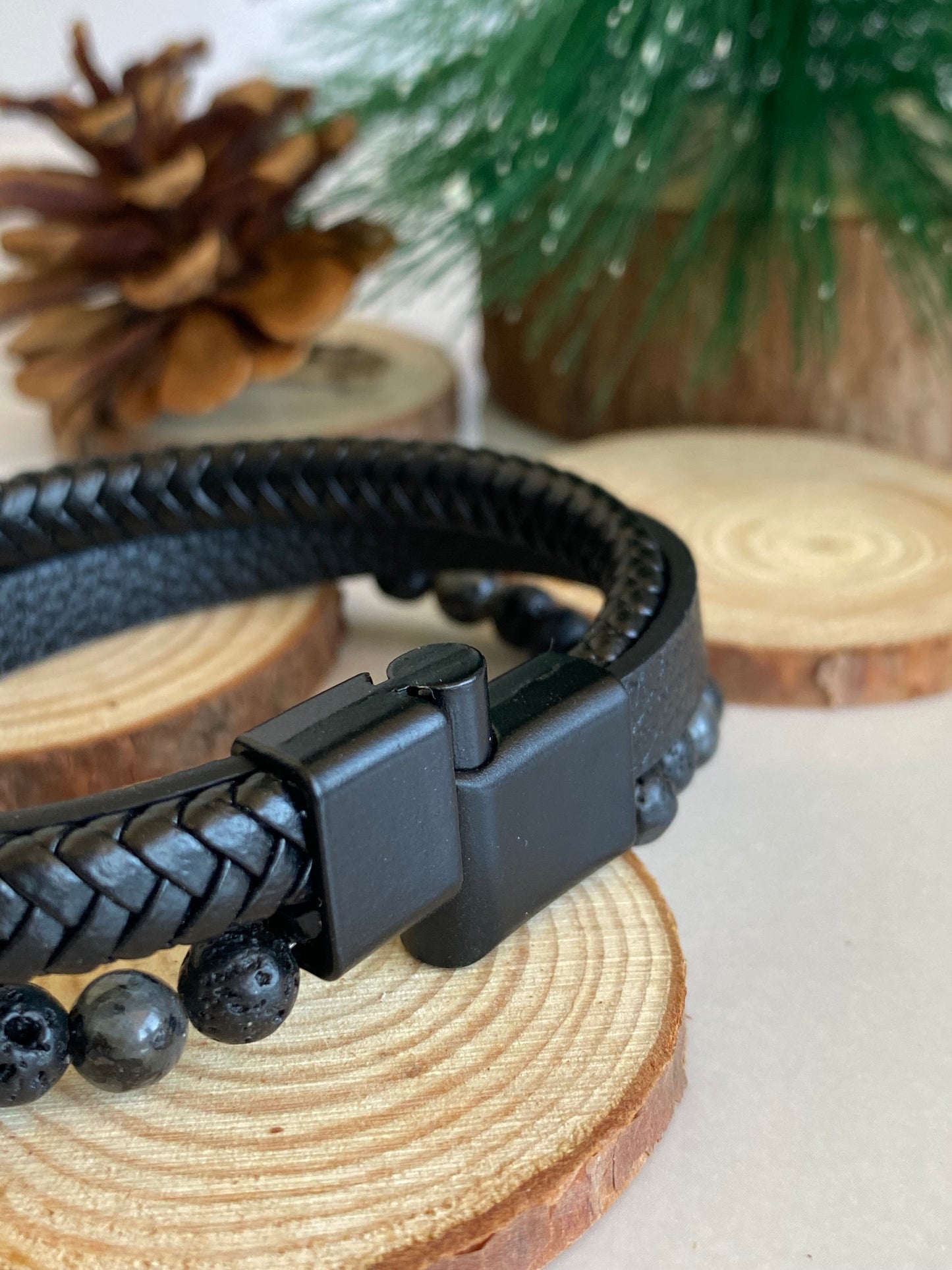 Pulsera triple piedras y ecocuero  Negra - 21 cms largo