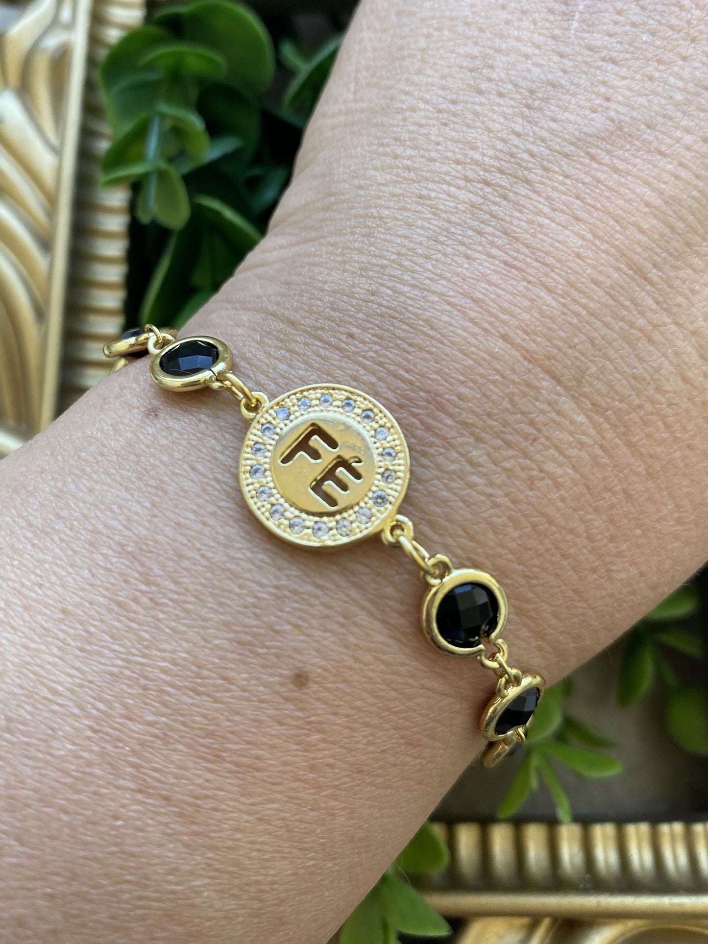 Pulsera Fe Piedra Onix Engastado En Baño Oro 18 Kl Gancho Timón