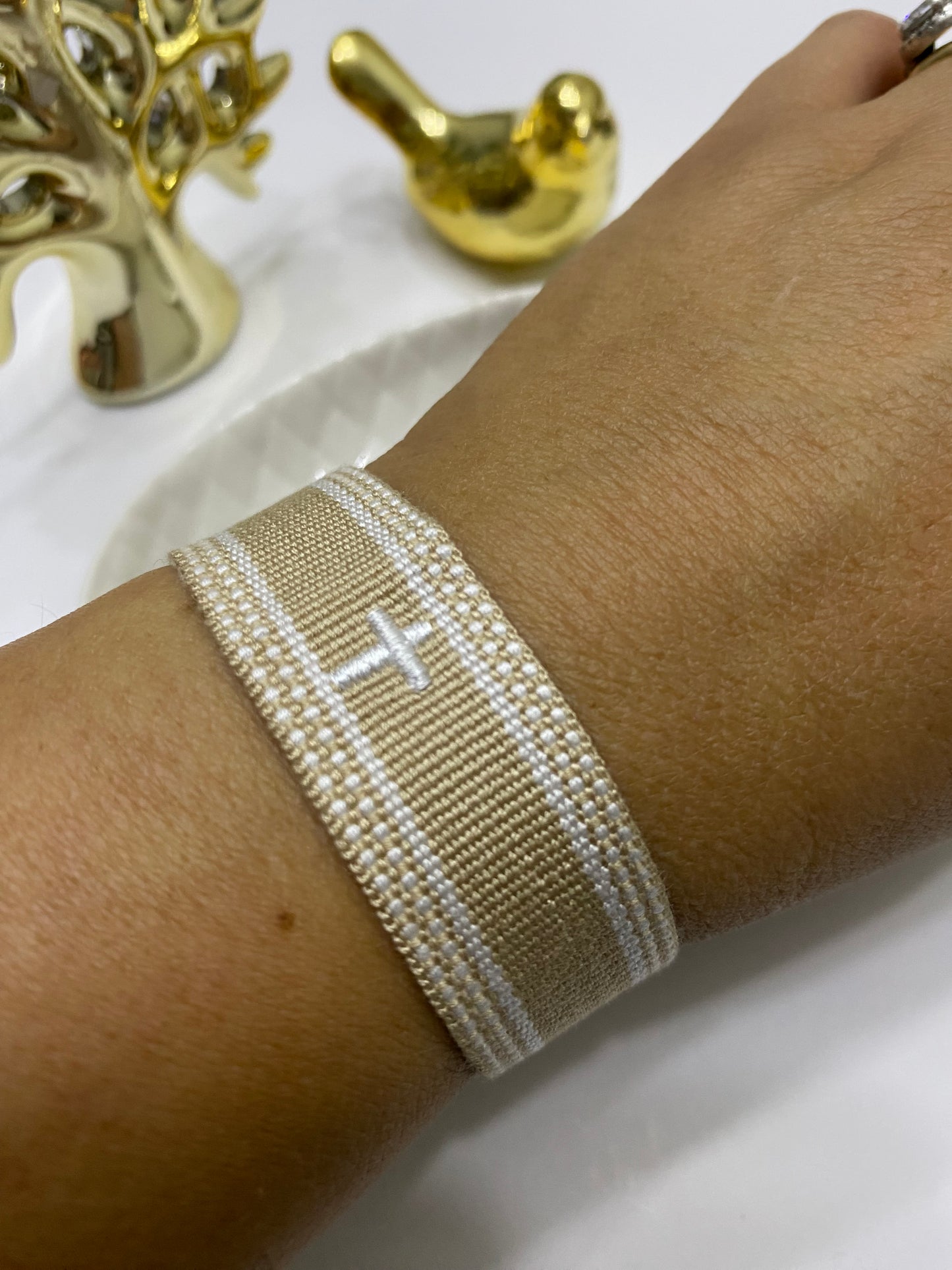 Pulsera Fe Esencial tejida beige