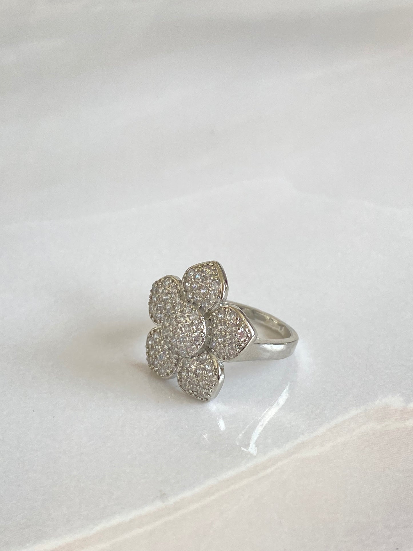 Anillo maxi flor 5 pétalos  rodio plateado y microcircones